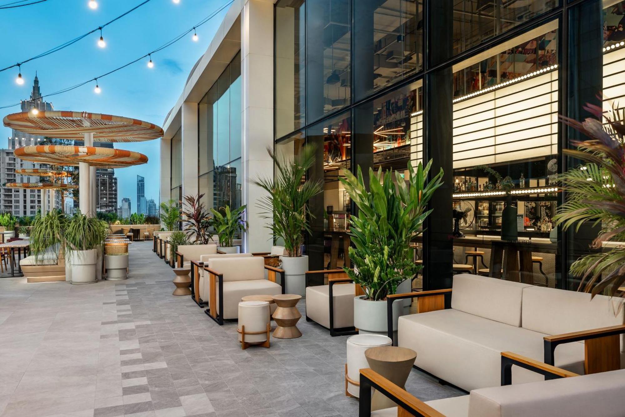 Отель Moxy Bangkok Ratchaprasong Экстерьер фото