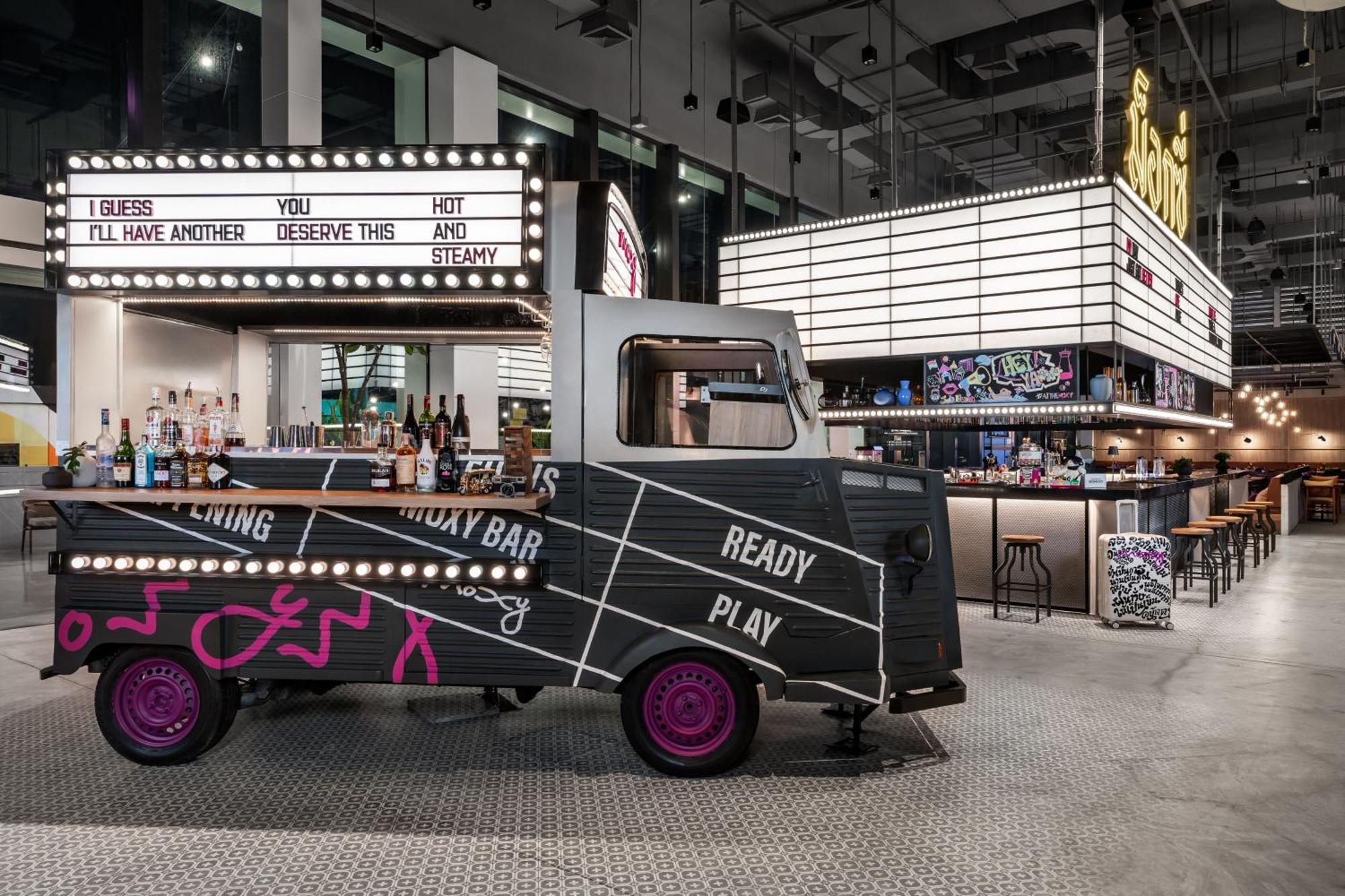Отель Moxy Bangkok Ratchaprasong Экстерьер фото