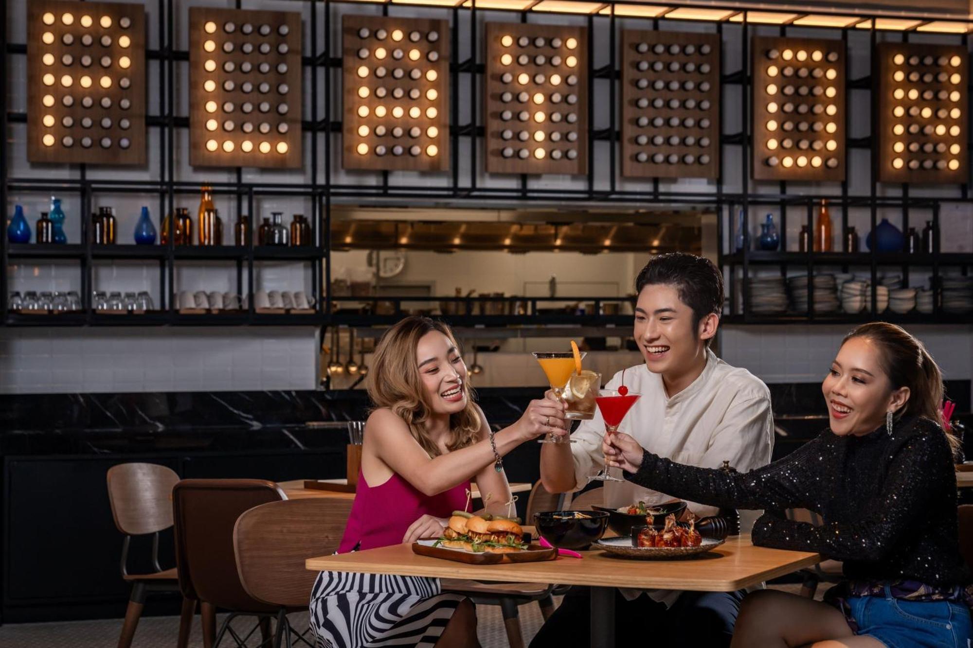 Отель Moxy Bangkok Ratchaprasong Экстерьер фото