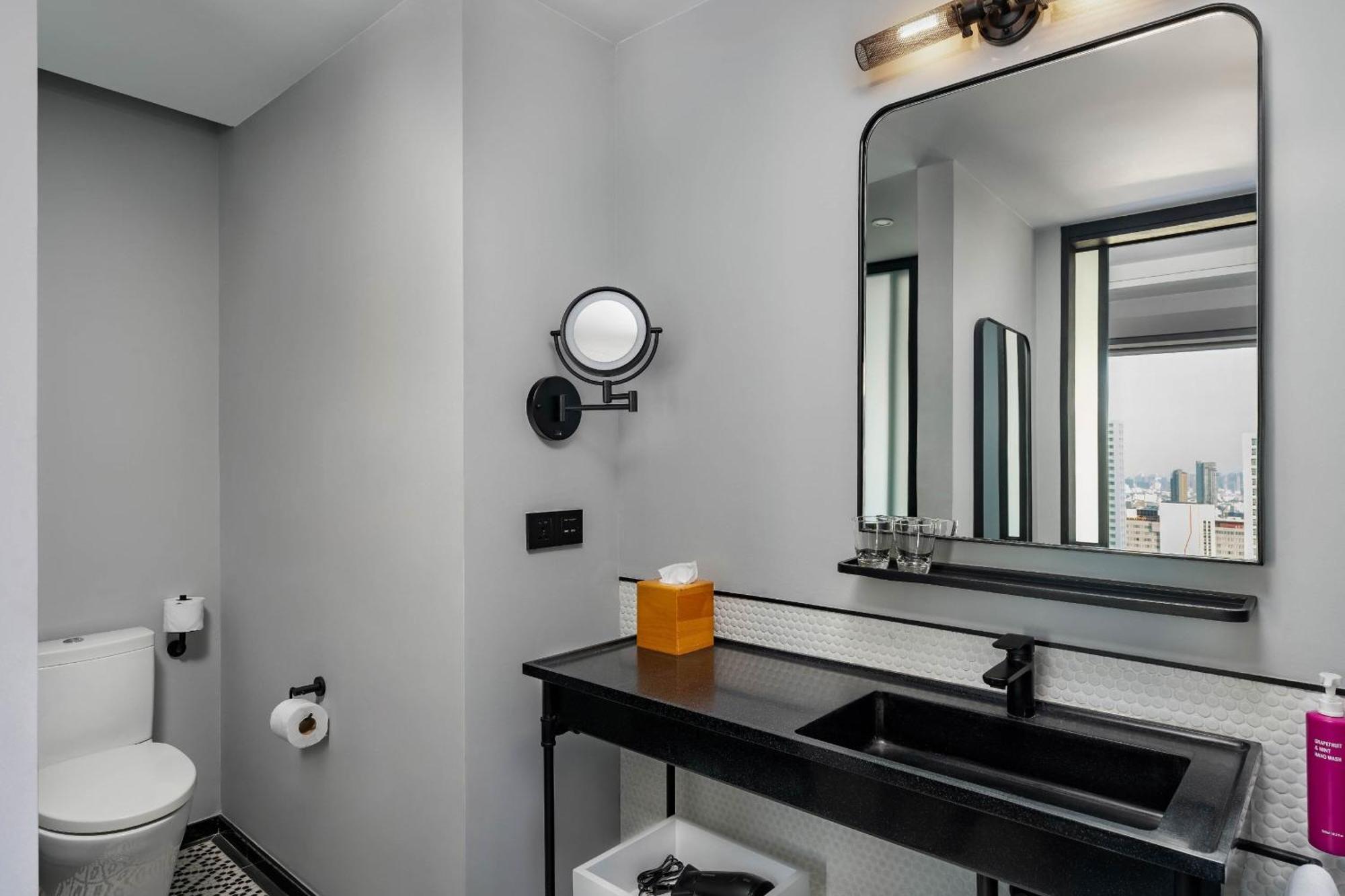 Отель Moxy Bangkok Ratchaprasong Экстерьер фото